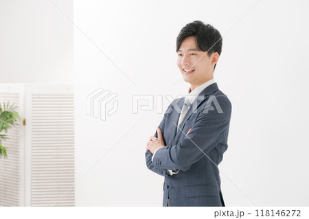 腕組みをするビジネスマン 腕組みをするビジネスマン 118146272