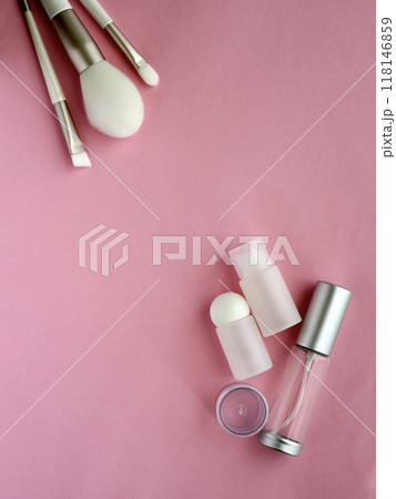 ピンク背景でコスメの携帯ケースと刷毛類 ピンク背景でコスメの携帯ケースと刷毛類 118146859