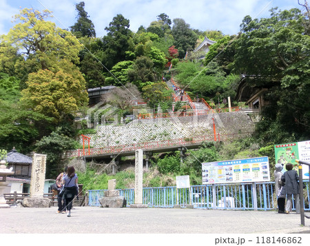 琵琶湖の竹生島港で見上げた宝厳寺の参道(滋賀県長浜市) 琵琶湖の竹生島港で見上げた宝厳寺の参道(滋賀県長浜市) 118146862