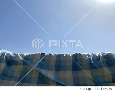 干したチェックの布団と青空_正面 118146919