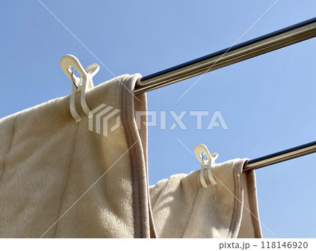 干した毛布2枚とピンチと青空 118146920