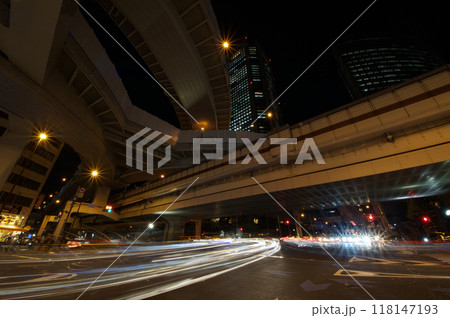 夜の高架下を走る車の光跡 夜の高架下を走る車の光跡 118147193
