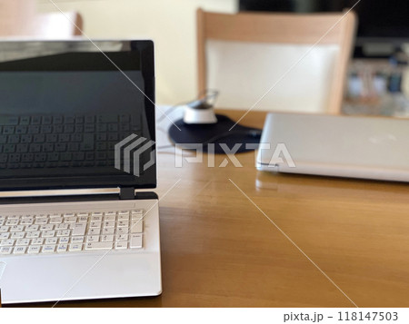 ダイニングテーブルに置いた2つのノートパソコン ダイニングテーブルに置いた2つのノートパソコン 118147503