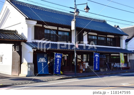 群馬県みどり市　大間々町の日本一しょうゆ店と青空 118147595