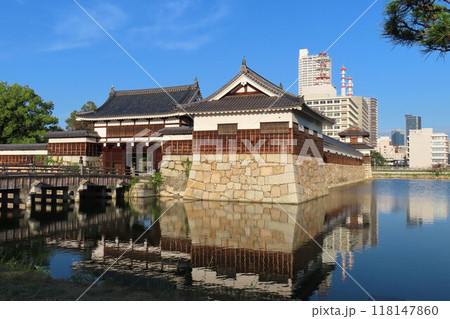 お堀に姿を映す 広島城平櫓と表御門 118147860