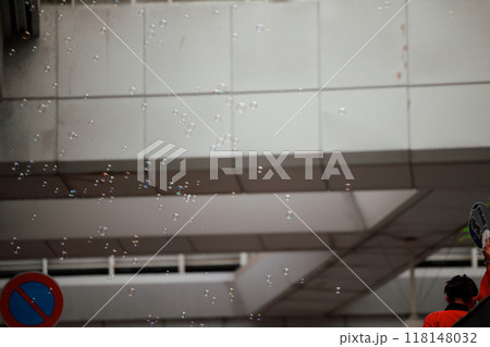 よさこいの地方車から出るシャボン玉　シャボン玉 118148032