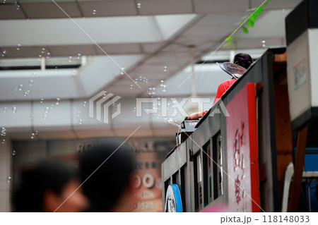 よさこいの地方車から出るシャボン玉　シャボン玉 118148033