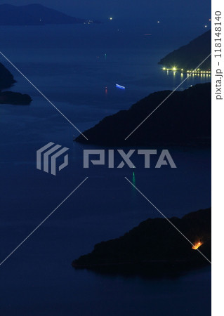 舞鶴港の灯台と船の軌跡 118148140