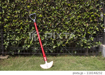 芝生のふちのお手入れ のイメージ 芝生のふちのお手入れ のイメージ 118148232