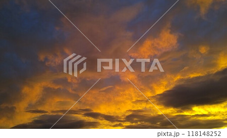 夕日に染まる雲 夕日に染まる雲 118148252
