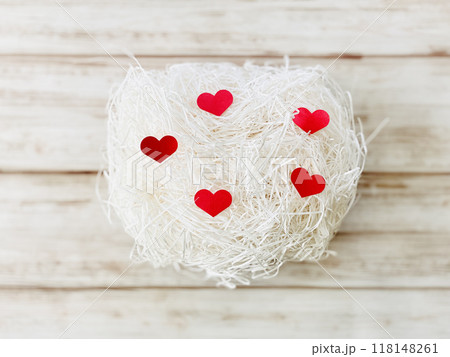 ハート型の紙5枚_白い紙パッキンの上 118148261