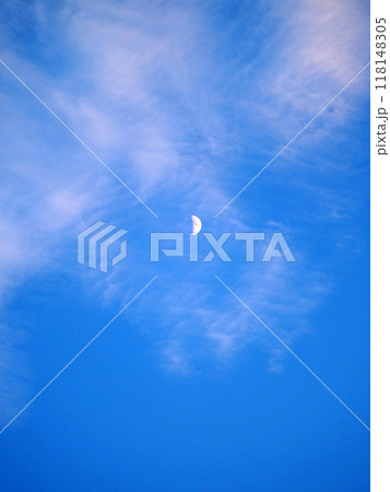青空に浮かぶ、昼の月 118148305