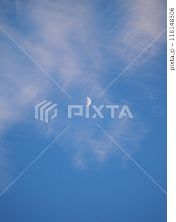 青空に浮かぶ、昼の月 118148306