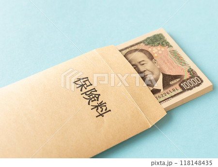 封筒に入った保険料　保険料 118148435