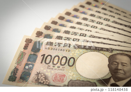 10万円の現金 一万円札紙幣 経済対策の給付 新札 10万円の現金 一万円札紙幣 経済対策の給付 新札 118148438