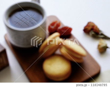 コーヒーとクッキーを木製のトレーに乗せたテーブルフォトをソフトフォーカスで 118148785