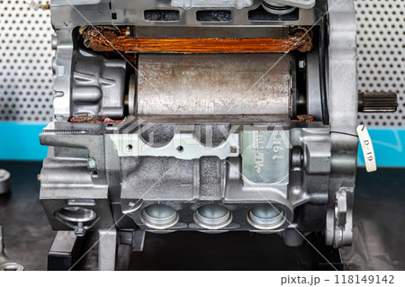 電気自動車用のモーターユニットのカットモデル 電気自動車用のモーターユニットのカットモデル 118149142