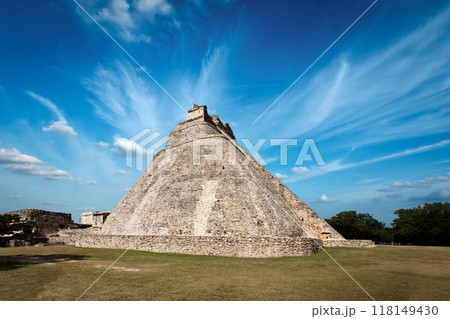 Mayan pyramid Pyramid of the Magician, El Adivino in Uxmal, Mexico Mayan pyramid Pyramid of the Magician, El Adivino in Uxmal, Mexico 118149430