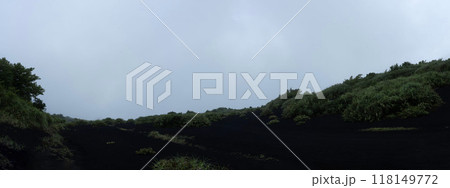 霧のかかった黒い砂漠、異世界にある砂漠地帯、火山灰でできた砂漠 118149772