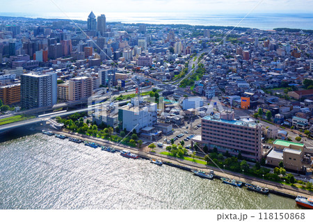 朱鷺メッセ Befcoばかうけ展望室よりNEXT21方面の街並みと日本海を望む 朱鷺メッセ Befcoばかうけ展望室よりNEXT21方面の街並みと日本海を望む 118150868