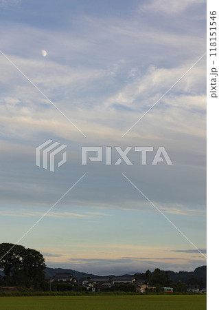 夕暮れの三日月と真岡鐵道 118151546