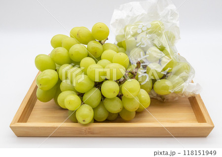 木製トレーとマスカット 袋に入っている葡萄 木製トレーとマスカット 袋に入っている葡萄 118151949