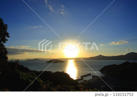 輝く海が美しい 江田島の夕暮れ光景 輝く海が美しい 江田島の夕暮れ光景 118152752
