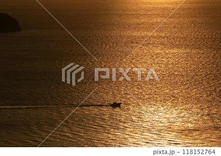 夕暮れ時に輝く瀬戸内海と船 夕暮れ時に輝く瀬戸内海と船 118152764