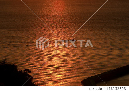 夕暮れ時に輝く瀬戸内海と船 夕暮れ時に輝く瀬戸内海と船 118152768