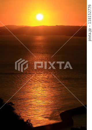 夕暮れ時の江田島から 山口県方面を望む 夕暮れ時の江田島から 山口県方面を望む 118152776
