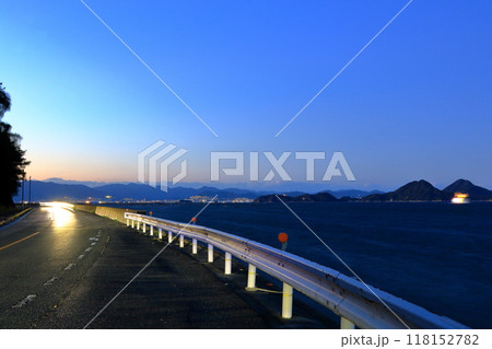 夕暮れ時の江田島から 似島 広島市方面を望む 夕暮れ時の江田島から 似島 広島市方面を望む 118152782