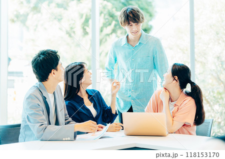 オフィスでミーティングするビジネスパーソン 118153170