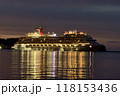 電飾を灯したクルーズ客船 118153436
