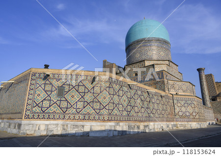 Wall around Registan, dome of mosque in Tillya-Kori madrasah of XV century in Samarkand, Uzbekistan Wall around Registan, dome of mosque in Tillya-Kori madrasah of XV century in Samarkand, Uzbekistan 118153624