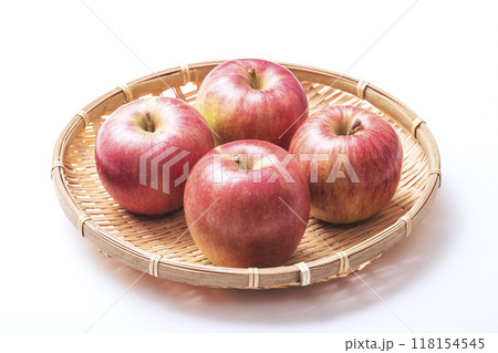 つがるりんご 夏りんご 早生リンゴ 新鮮な林檎 葉とらず林檎 健康果物 つがるりんご 夏りんご 早生リンゴ 新鮮な林檎 葉とらず林檎 健康果物 118154545
