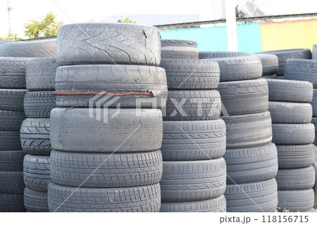 積まれた古タイヤ 118156715