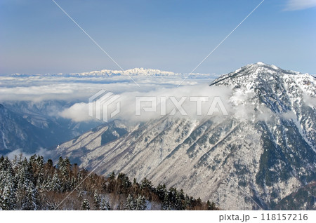 新穂高ロープウェイ展望台から望む冬の絶景 新穂高ロープウェイ展望台から望む冬の絶景 118157216