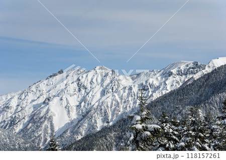 新穂高ロープウェイ展望台から望む槍ヶ岳 118157261