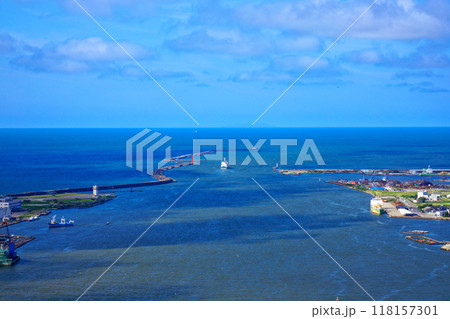 朱鷺メッセ　Befcoばかうけ展望室より新潟港の灯台と佐渡島方面の日本海を望む 118157301