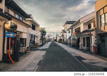 早朝の中町通り【松本市】 118158426