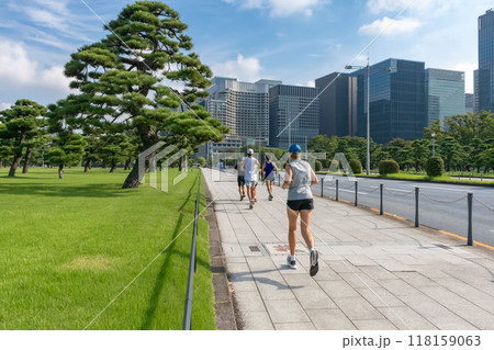 東京都千代田区皇居の外周を走る皇居ランニング 東京都千代田区皇居の外周を走る皇居ランニング 118159063
