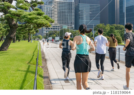 東京都千代田区皇居の外周を走る皇居ランニング 東京都千代田区皇居の外周を走る皇居ランニング 118159064