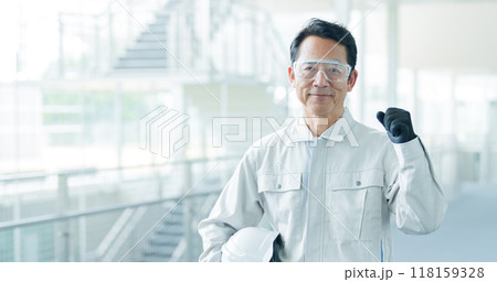 ガッツポーズをする保護メガネを着用したエンジニア 118159328