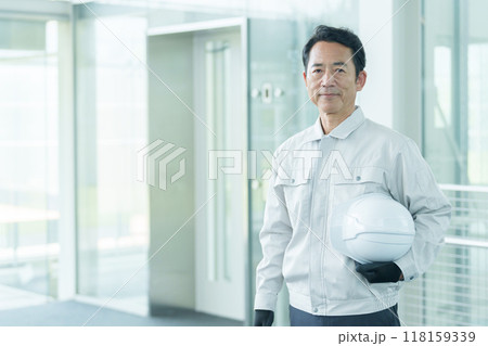 エレベーターの点検をするエンジニア 118159339