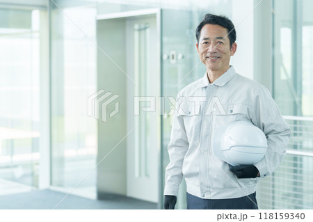 エレベーターの点検をするエンジニア 118159340