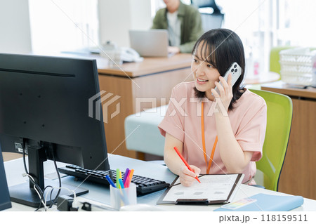 オフィスで働くビジネスウーマン 118159511