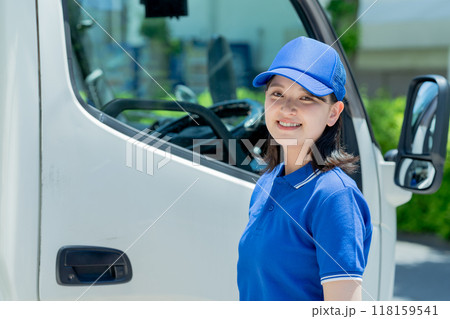 ドライバーの若い女性 118159541