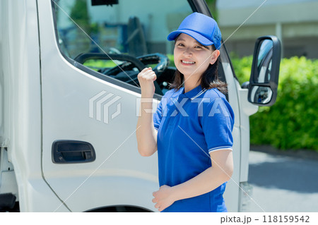 ドライバーの若い女性 118159542