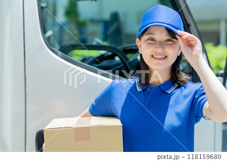 ドライバーの若い女性 118159680