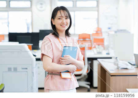 オフィスで働く若い女性 オフィスで働く若い女性 118159956